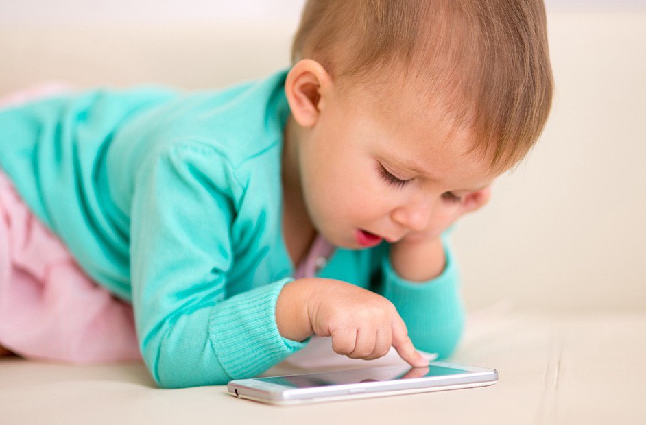 Trẻ bị tật từ... smartphone?