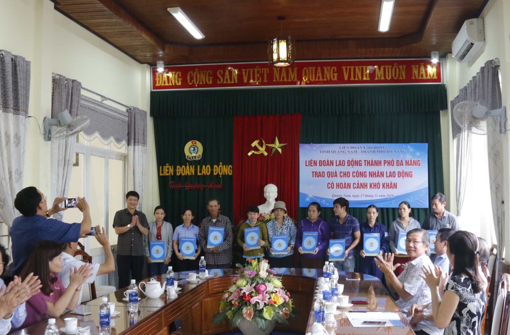 Nhận qu&agrave; của LĐLĐ Đ&agrave; Nẵng, c&ocirc;ng nh&acirc;n Quảng Nam x&uacute;c động bật kh&oacute;c - Ảnh 1.
