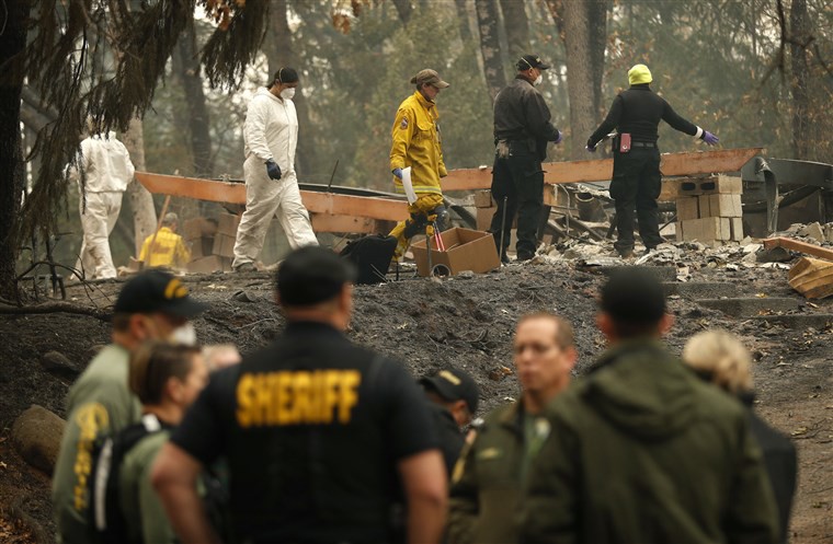 Ch&aacute;y rừng California: Hơn 1.000 người mất t&iacute;ch, kh&oacute;i độc ph&aacute;t t&aacute;n h&agrave;ng trăm km - Ảnh 3.