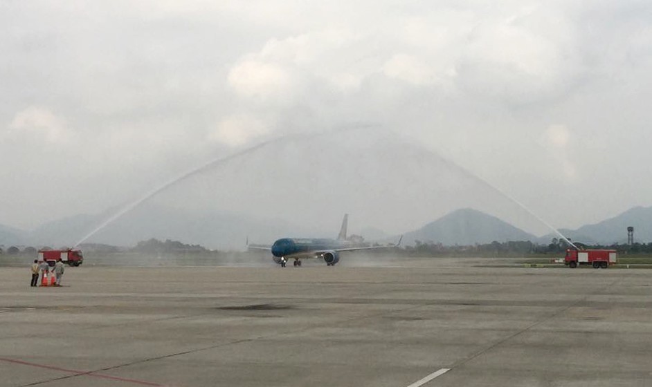 Cận cảnh nghi thức phun nước đón máy bay thế hệ mới Airbus A321neo