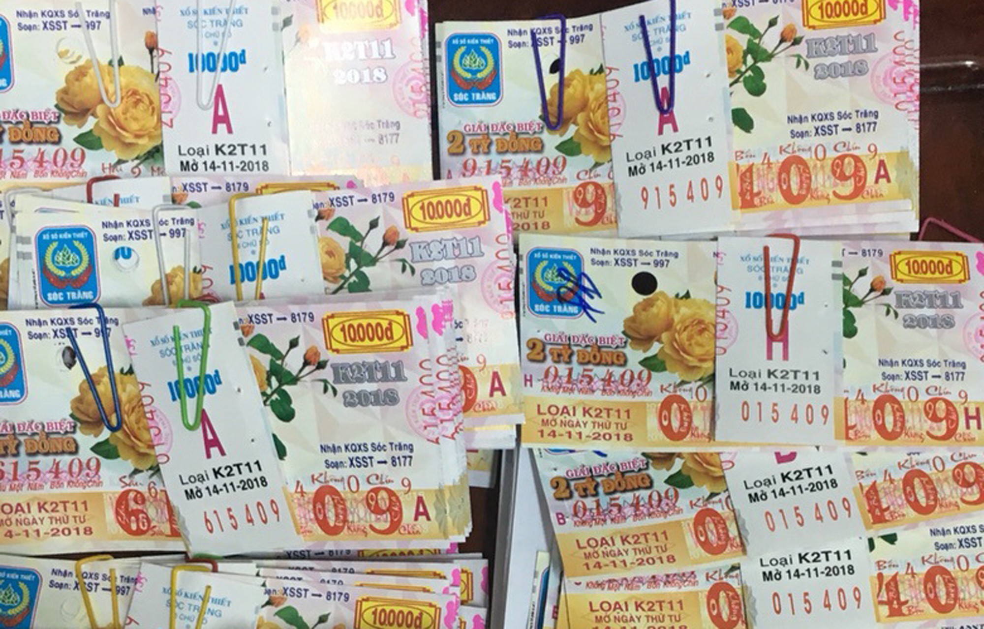 Một cán bộ sắp về hưu trúng gần 20 tỉ đồng từ 80 tờ vé số