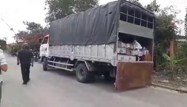 H&agrave;ng chục người d&acirc;n chặn xe chở b&igrave;nh ắc-quy phế thải trong đ&ecirc;m - Ảnh 2.