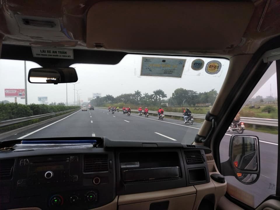 Nhóm "phượt" hàng chục xe máy phóng ào ào trên cao tốc