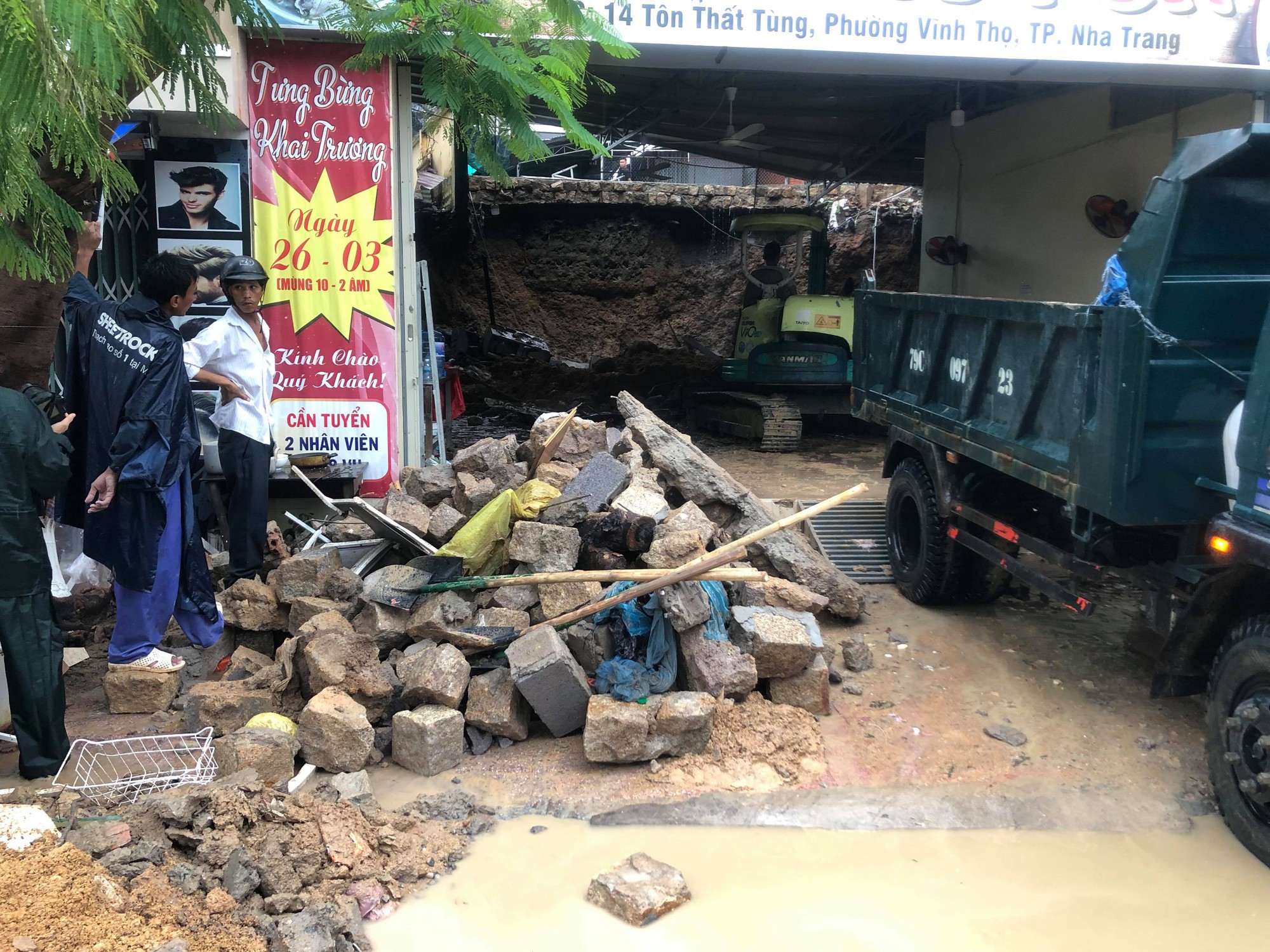 Sạt lở kinh ho&agrave;ng ở Nha Trang, &iacute;t nhất 12 người chết - Ảnh 1.