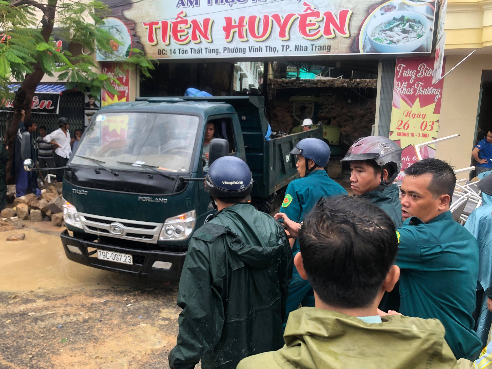 Sạt lở kinh ho&agrave;ng ở Nha Trang, &iacute;t nhất 12 người chết - Ảnh 2.