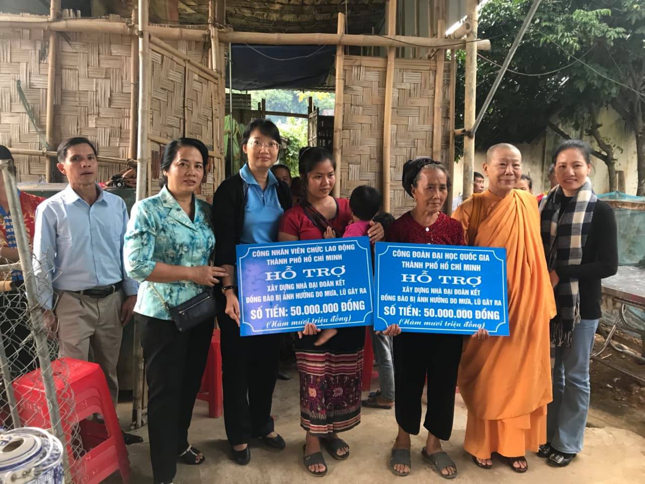 Đo&agrave;n đại biểu Quốc hội TP HCM thăm, tặng qu&agrave; tại 2 huyện miền n&uacute;i tỉnh Nghệ An - Ảnh 3.