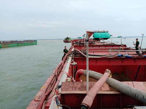 Bị phát hiện hút cát lậu, thuyền trưởng tẩu tán tang vật