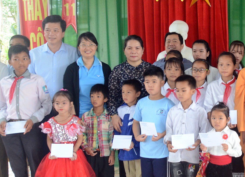 Đo&agrave;n đại biểu Quốc hội TP HCM thăm, tặng qu&agrave; tại 2 huyện miền n&uacute;i tỉnh Nghệ An - Ảnh 2.