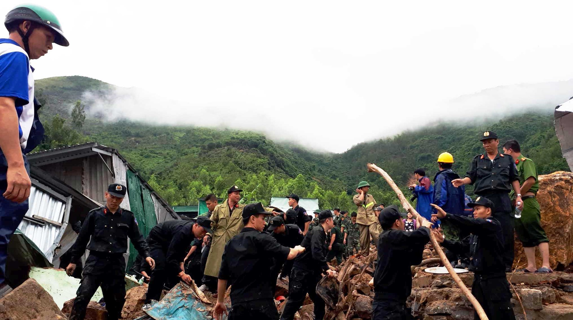Nha Trang tang thương vì mưa lũ: 13 người chết, 1 mất tích - Ảnh 4.