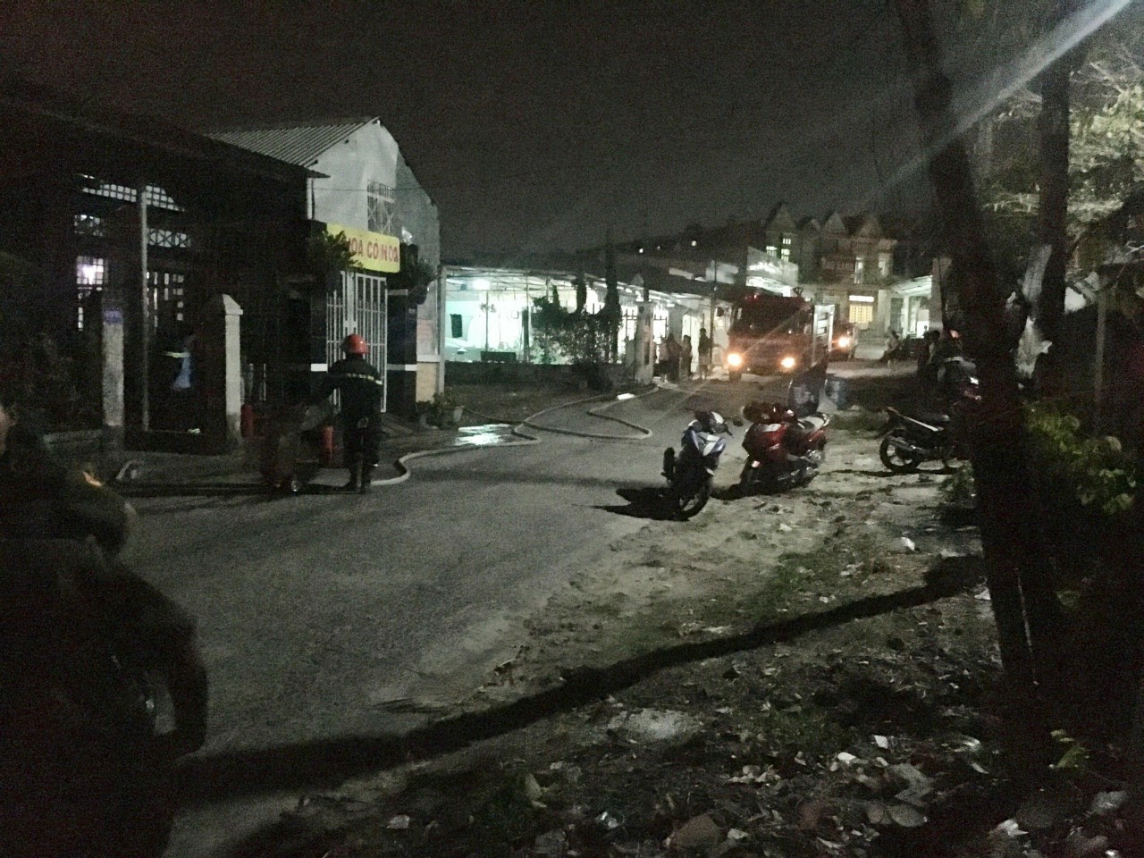 Vợ đưa giấy ly h&ocirc;n, chồng tưới xăng dọa đốt chết cả nh&agrave; - Ảnh 2.