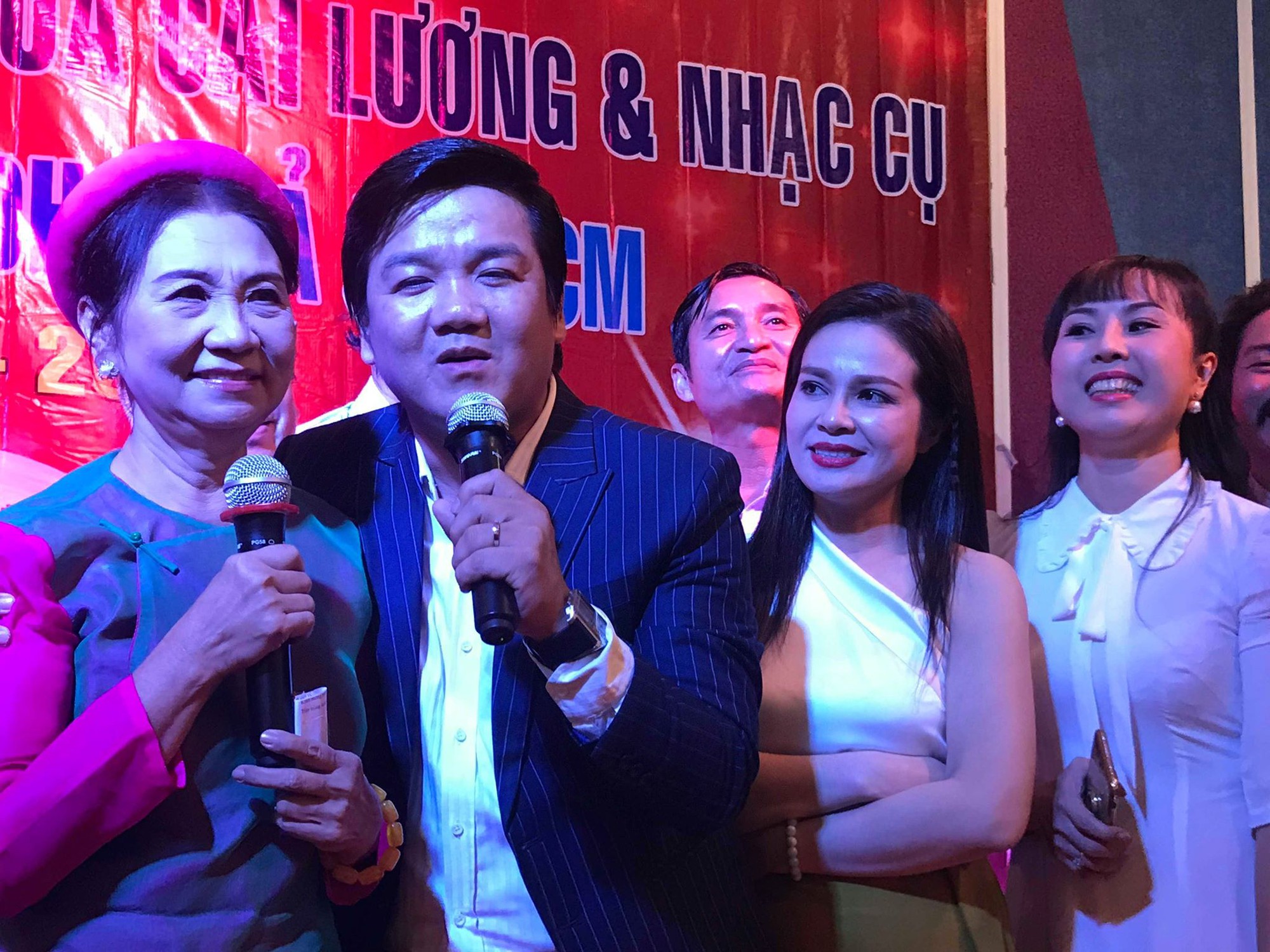 NSƯT Lê Tứ nghẹn ngào tri ân thầy cô dạy nghề diễn viên