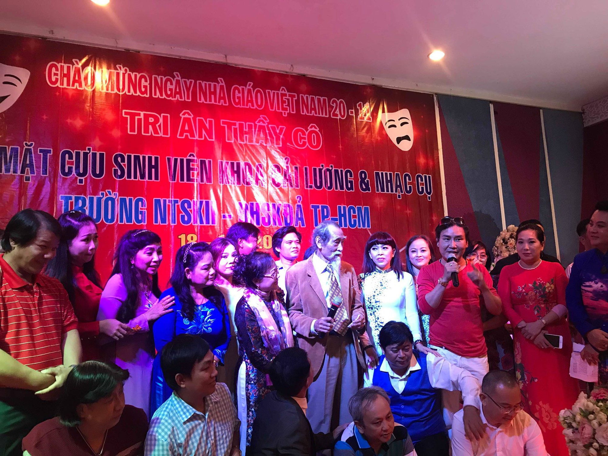 NSƯT Lê Tứ nghẹn ngào tri ân thầy cô dạy nghề diễn viên - Ảnh 5.