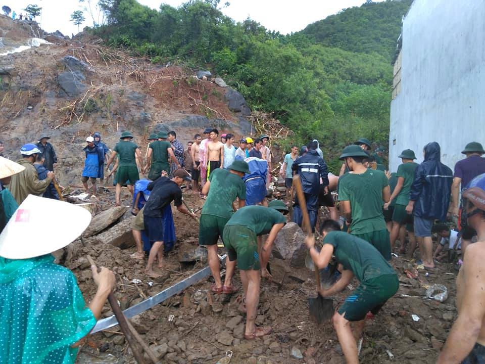 Sạt lở kinh ho&agrave;ng ở Nha Trang, &iacute;t nhất 12 người chết - Ảnh 3.