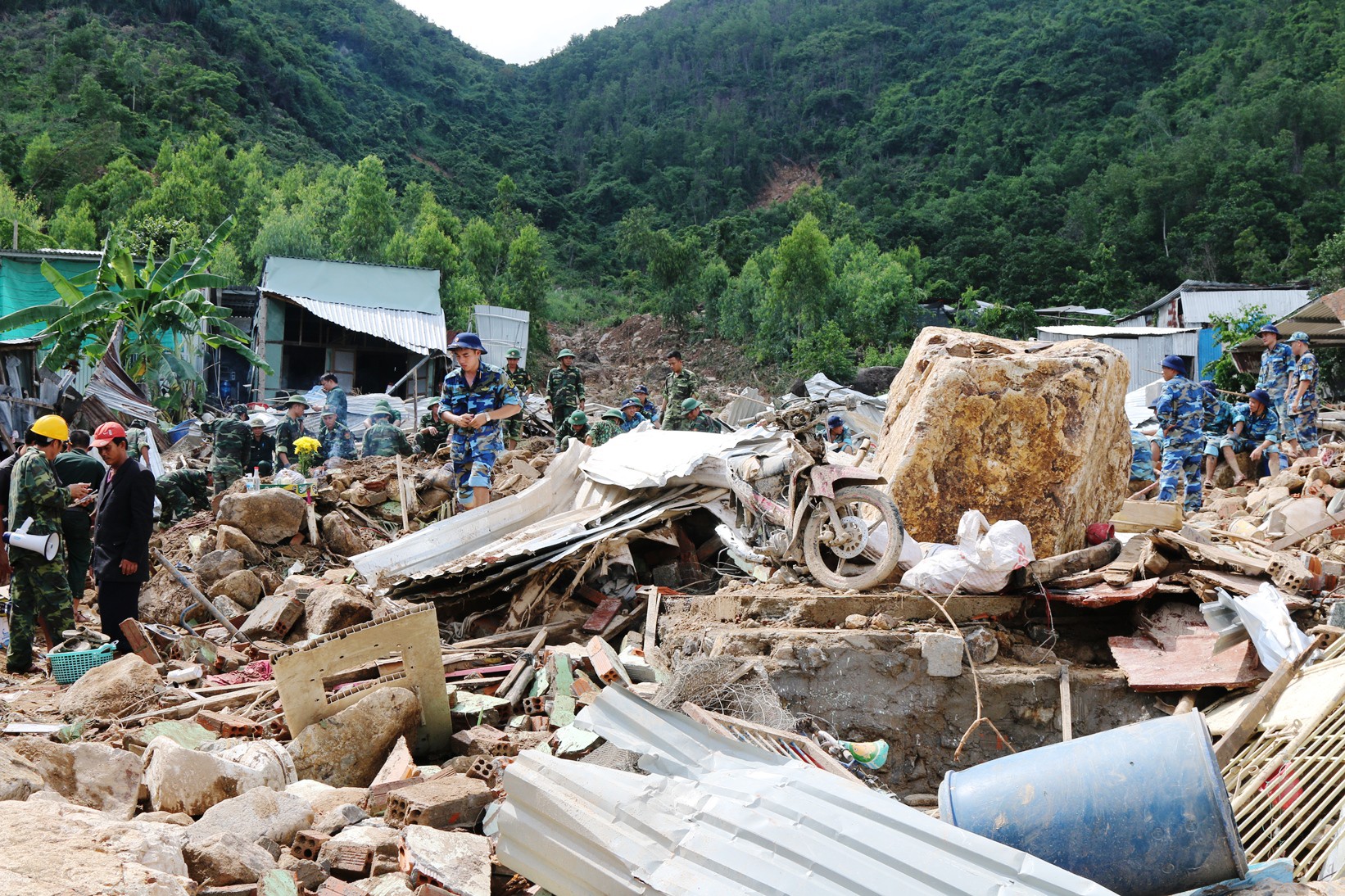 Rơi nước mắt trước cảnh tan hoang xóm Núi
