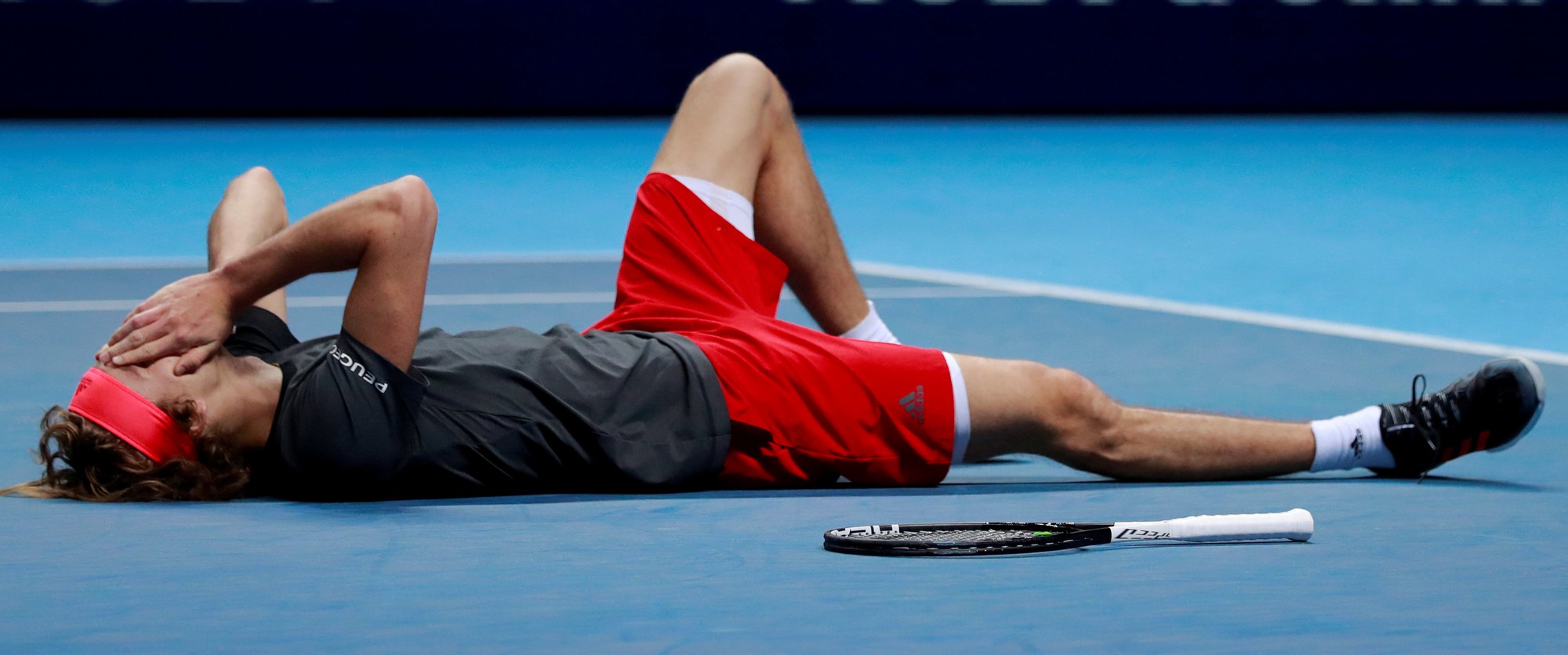 Djokovic thua sốc ở chung kết, Zverev v&ocirc; địch ATP Finals 2018 - Ảnh 3.
