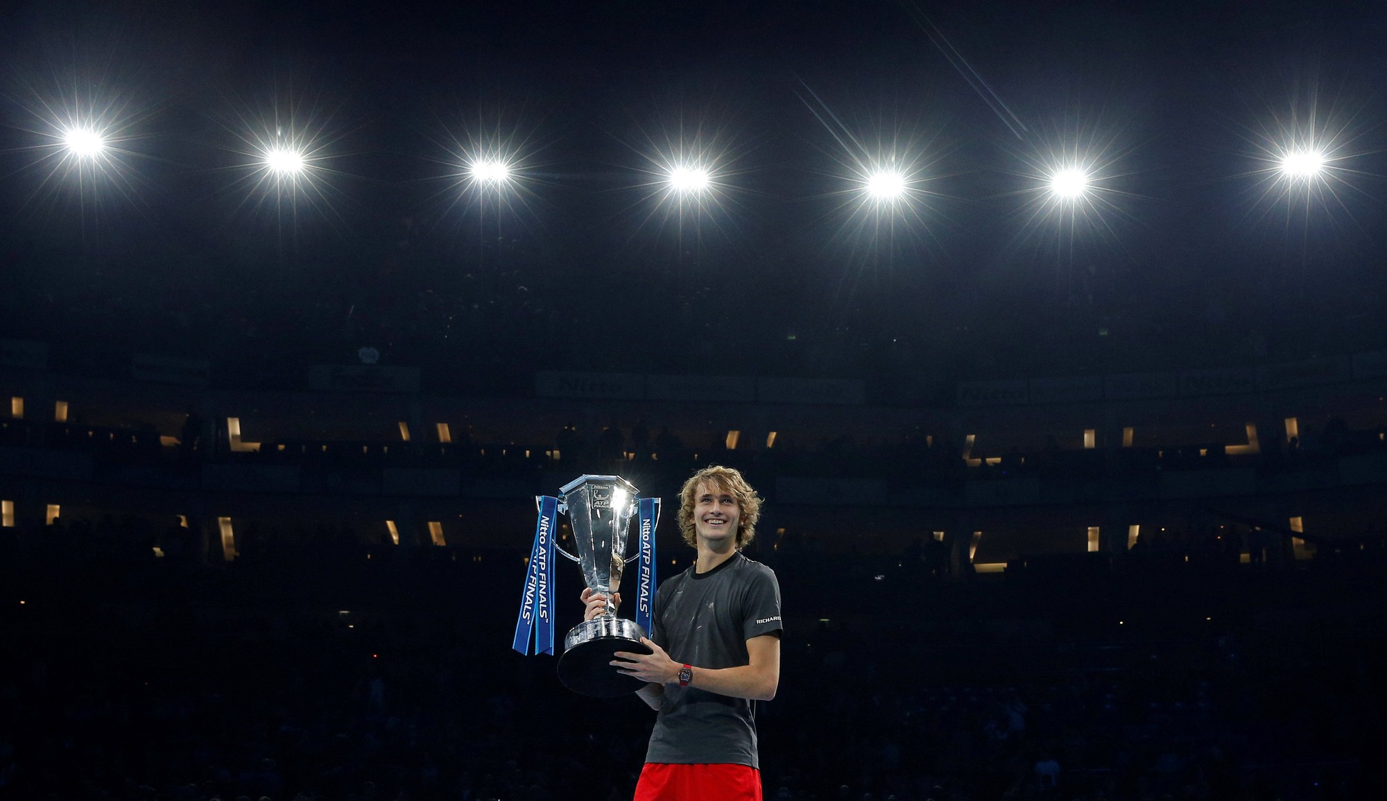 Djokovic thua sốc ở chung kết, Zverev v&ocirc; địch ATP Finals 2018 - Ảnh 7.