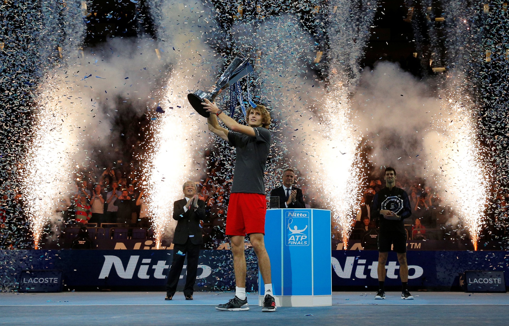 Djokovic thua sốc ở chung kết, Zverev v&ocirc; địch ATP Finals 2018 - Ảnh 10.
