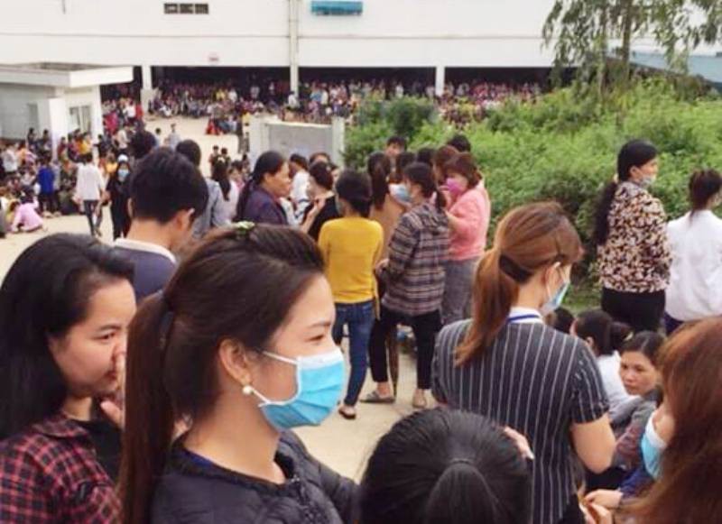 Cho rằng bữa ăn trưa sơ sài, gần 4.000 công nhân ngưng việc phản đối - Ảnh 1.