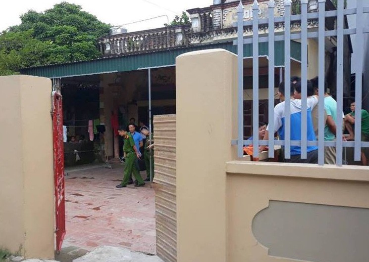 Nam thanh niên vừa mở cổng liền bị nhóm người lao vào chém chết