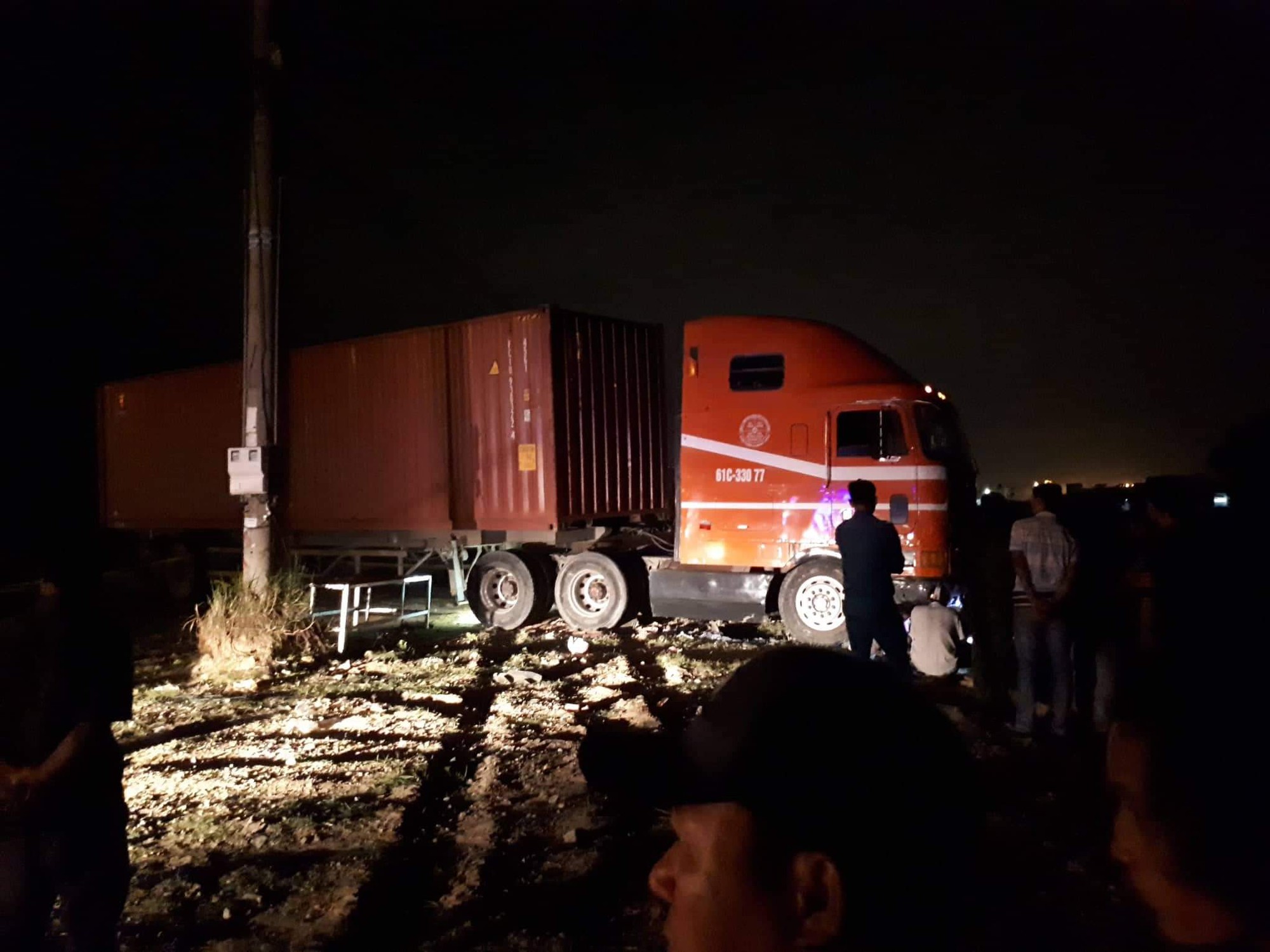 Đưa thi thể bé gái 6 tuổi ra khỏi gầm container