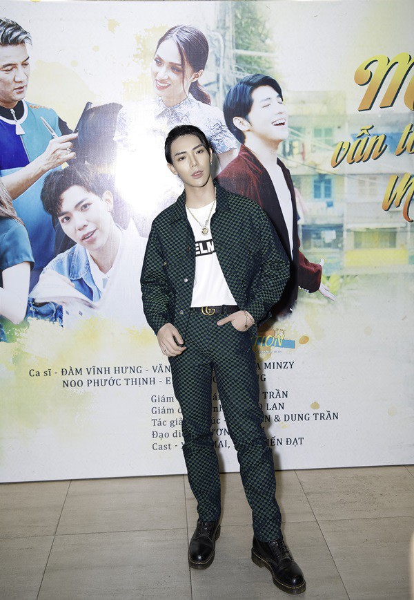 &Aacute;p lực phải đẹp ở showbiz - Ảnh 2.