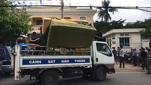Trên đường đi viện, ngáo đá nhảy lên nóc Kho bạc chơi