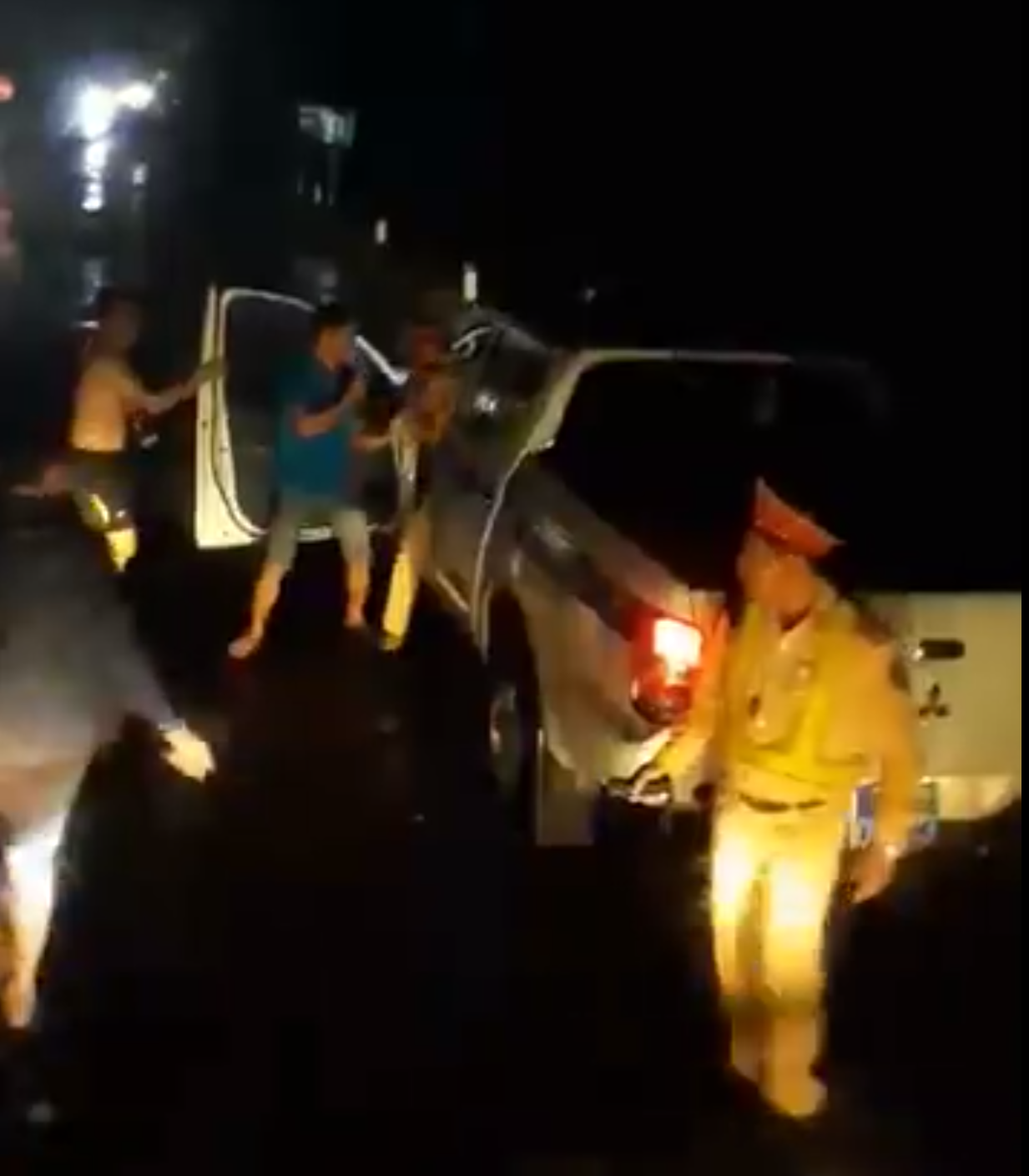 Vụ “CSGT đánh nhau với tài xế”: Lái xe tải lên tiếng “phản pháo”