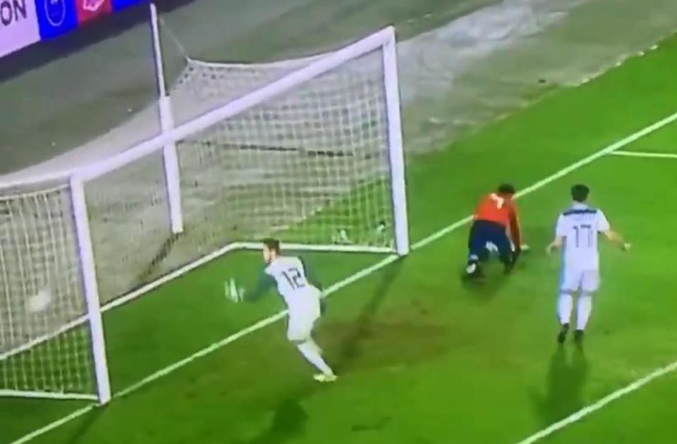 Xem pha hỏng ăn khó tin của Morata - Ảnh 2.