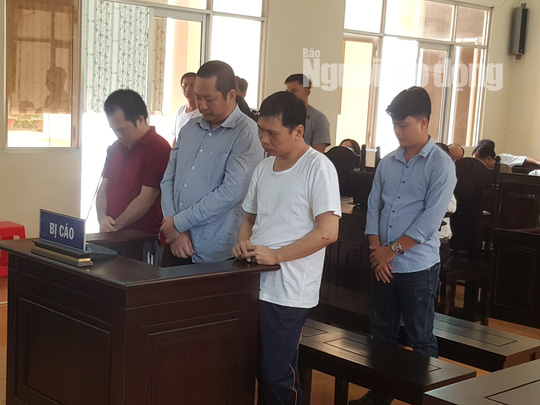 Nh&acirc;n vi&ecirc;n ph&ograve;ng c&ocirc;ng chứng bắt tay với xe &ocirc;m l&agrave;m giả nhiều &ldquo;sổ đỏ&rdquo; để lừa đảo - Ảnh 1.