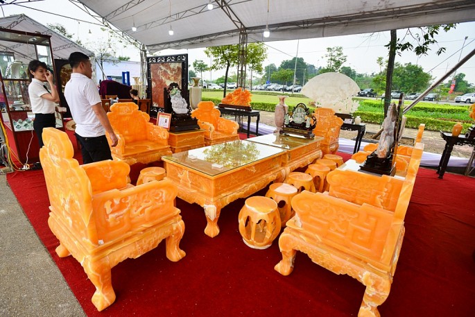 Cho&aacute;ng với bộ b&agrave;n ghế đ&aacute; qu&yacute; gi&aacute; 8 tỷ tại H&agrave; Nội - Ảnh 7.