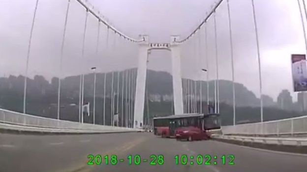 Tài xế và hành khách đánh nhau, xe buýt lao xuống sông giết chết 13 người
