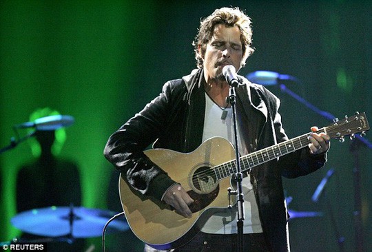 Vợ ca sĩ đã tự tử Chris Cornell khởi kiện bác sĩ