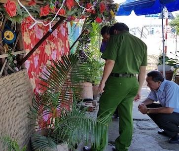 Vào quán cà phê kích dục, một tài xế xe ôm bị đánh rách mí mắt