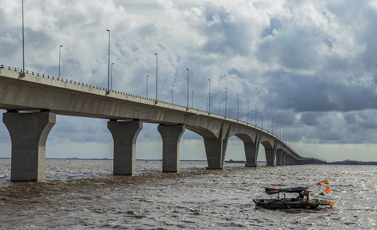 Xuất hiện đinh rải trên mặt cầu vượt biển Tân Vũ - Lạch Huyện