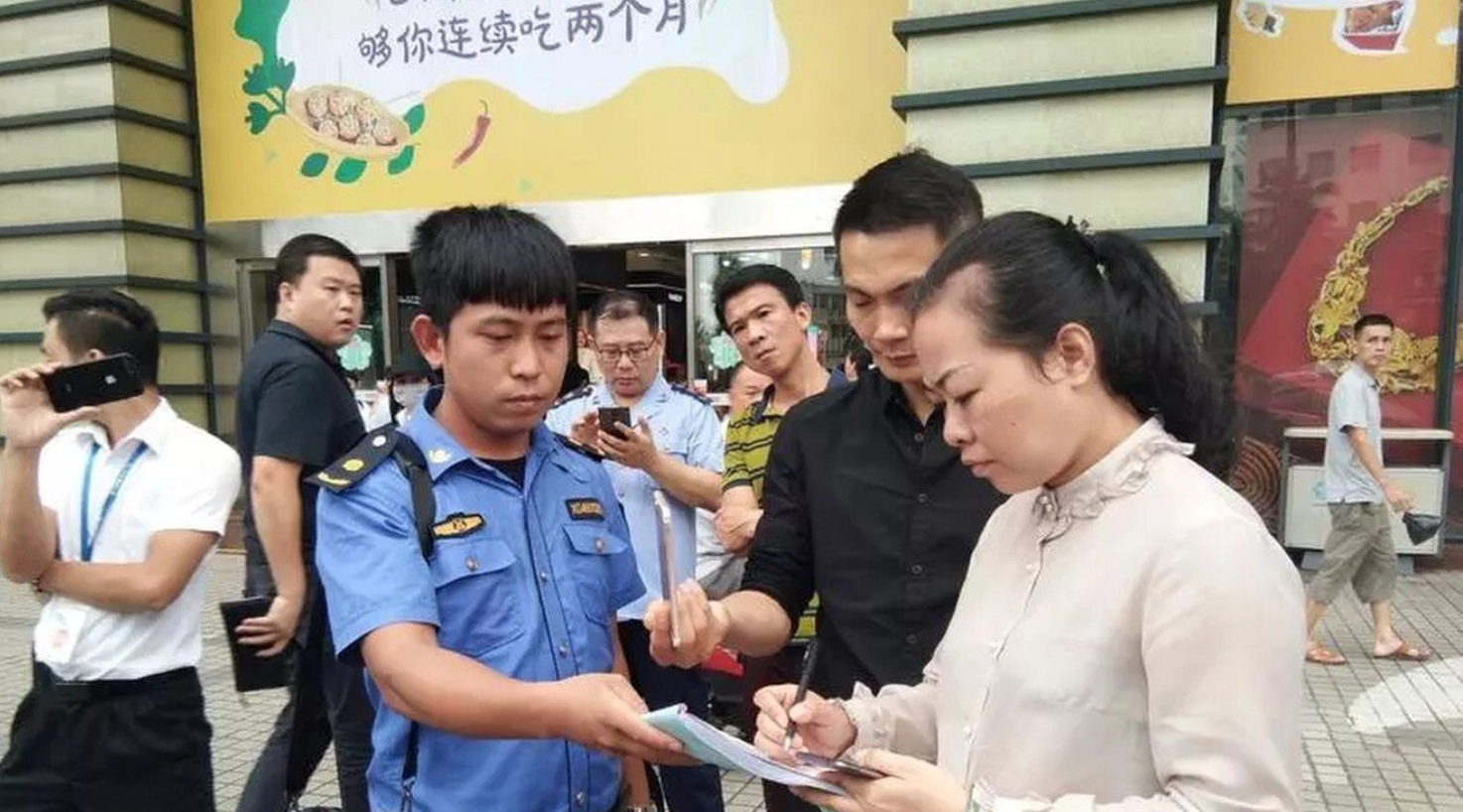 Trung t&acirc;m mua sắm bị phạt v&igrave; k&ecirc;u gọi nh&acirc;n vi&ecirc;n nữ &ldquo;chạy khỏa th&acirc;n&rdquo; - Ảnh 2.