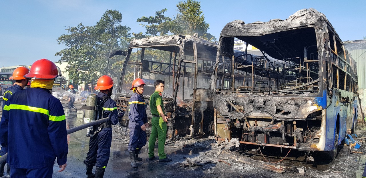 2 xe khách ở bến xe Trung tâm Đà Nẵng bị cháy trơ khung