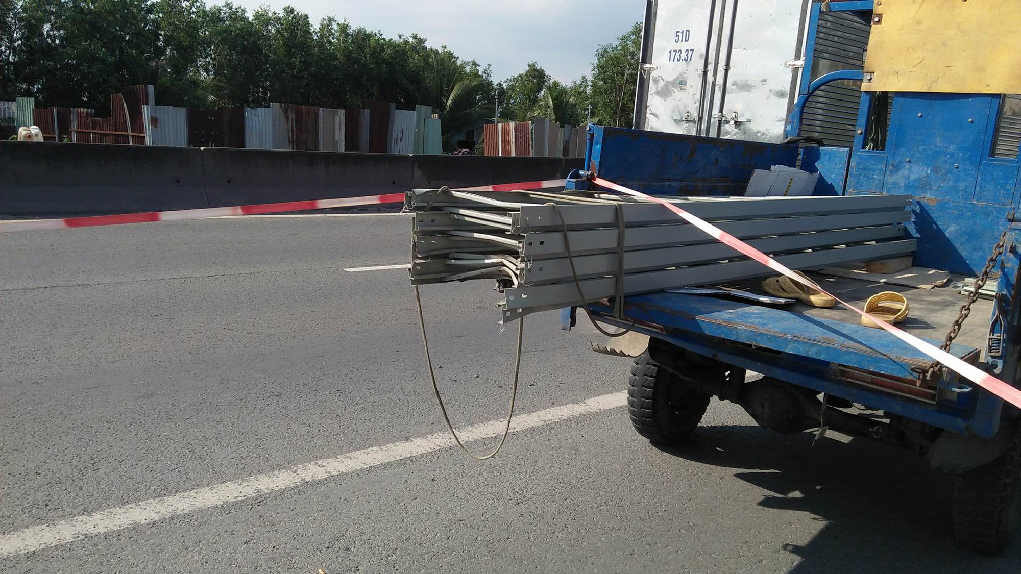 Tông vào xe ba gác chở sắt cồng kềnh, 1 người tử vong - Ảnh 1.