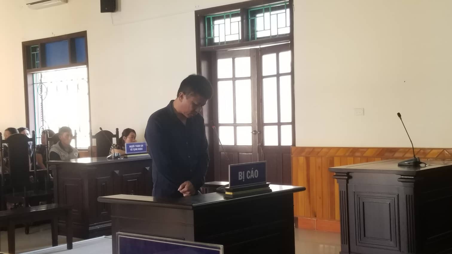 "Ôm" mìn và xăng tới nhà người tình kích nổ, châm lửa đốt