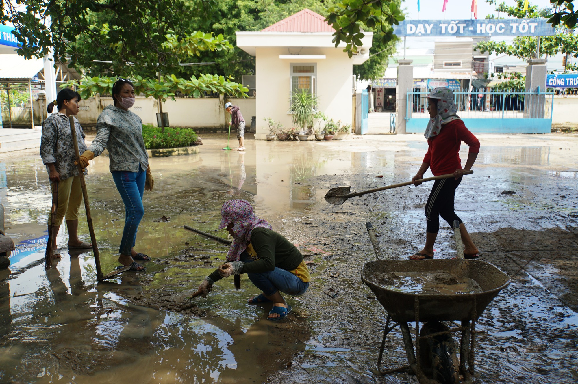 Nha Trang: Thầy cô đón 20-11 trong bùn, người chết vẫn tăng