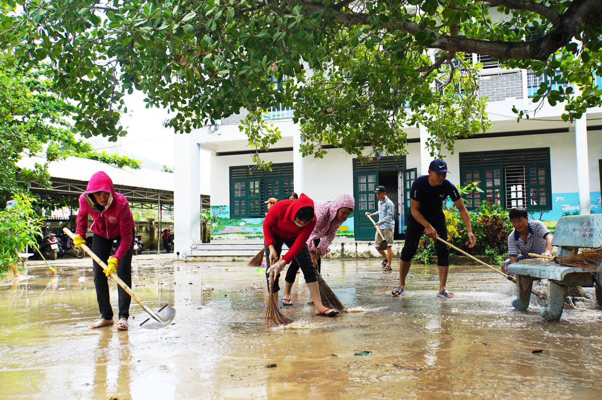 Nha Trang: Thầy cô đón 20-11 trong bùn, người chết vẫn tăng - Ảnh 6.