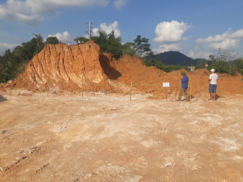 Tá hỏa khi đào đất vườn nhà thấy la liệt bom, mìn, lựu đạn - Ảnh 1.