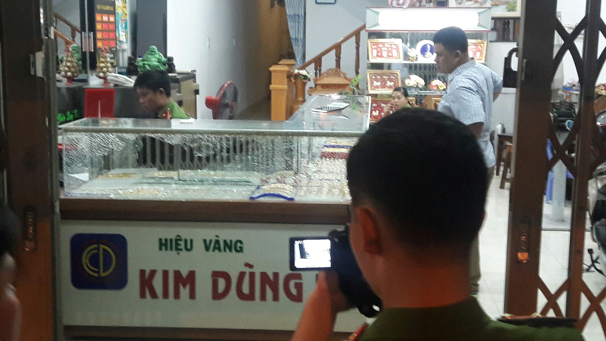 Cận cảnh tiệm vàng bị cướp ở Quảng Nam