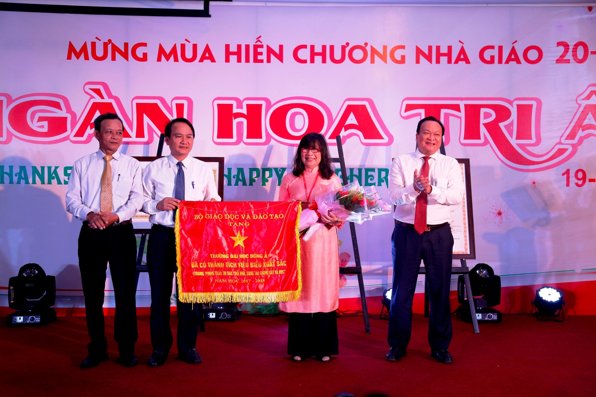 Đại học Đông Á đón nhận Cờ thi đua của Bộ GD&ĐT