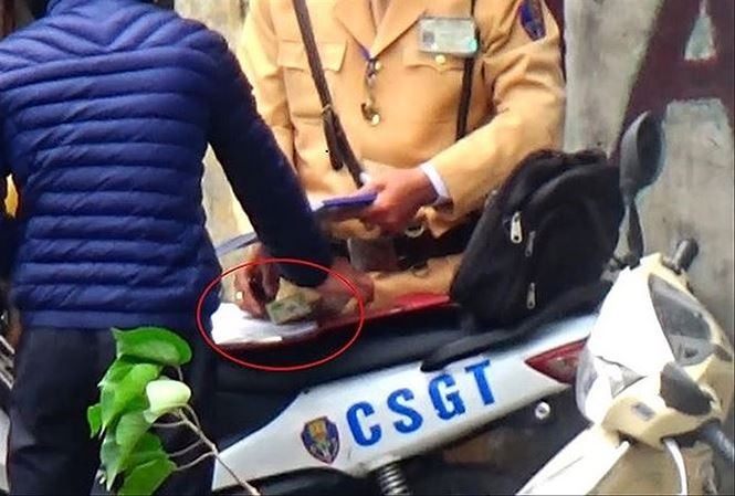 Cho nghỉ hưu sớm, giáng cấp một loạt cán bộ CSGT Hà Nội