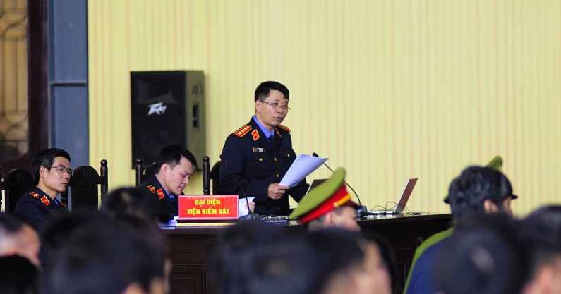&Ocirc;ng Phan Văn Vĩnh bị đề nghị 7-7,5 năm t&ugrave;; &ocirc;ng tr&ugrave;m Nguyễn Văn Dương 11-13 năm t&ugrave; - Ảnh 1.
