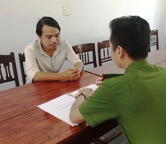 Khởi tố kẻ dùng súng xông vào quỹ tín dụng để cướp tiền - Ảnh 1.
