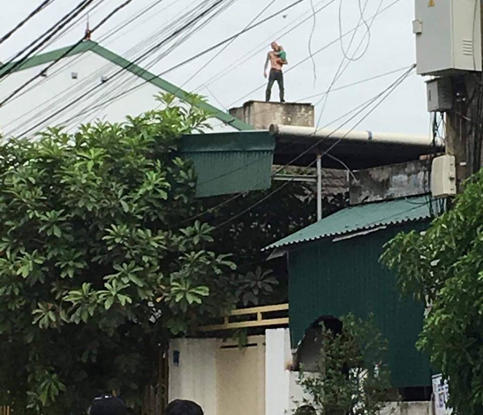 Bố ném con hơn 1 tuổi từ nhà cao tầng xuống đất khai gì với công an?