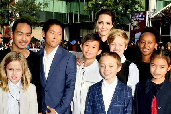 Brad Pitt xin Angelina Jolie b&agrave;n quyền nu&ocirc;i con ngo&agrave;i t&ograve;a - Ảnh 2.