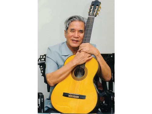 TRẦN HOÀN: Dâng mùa xuân cho đời