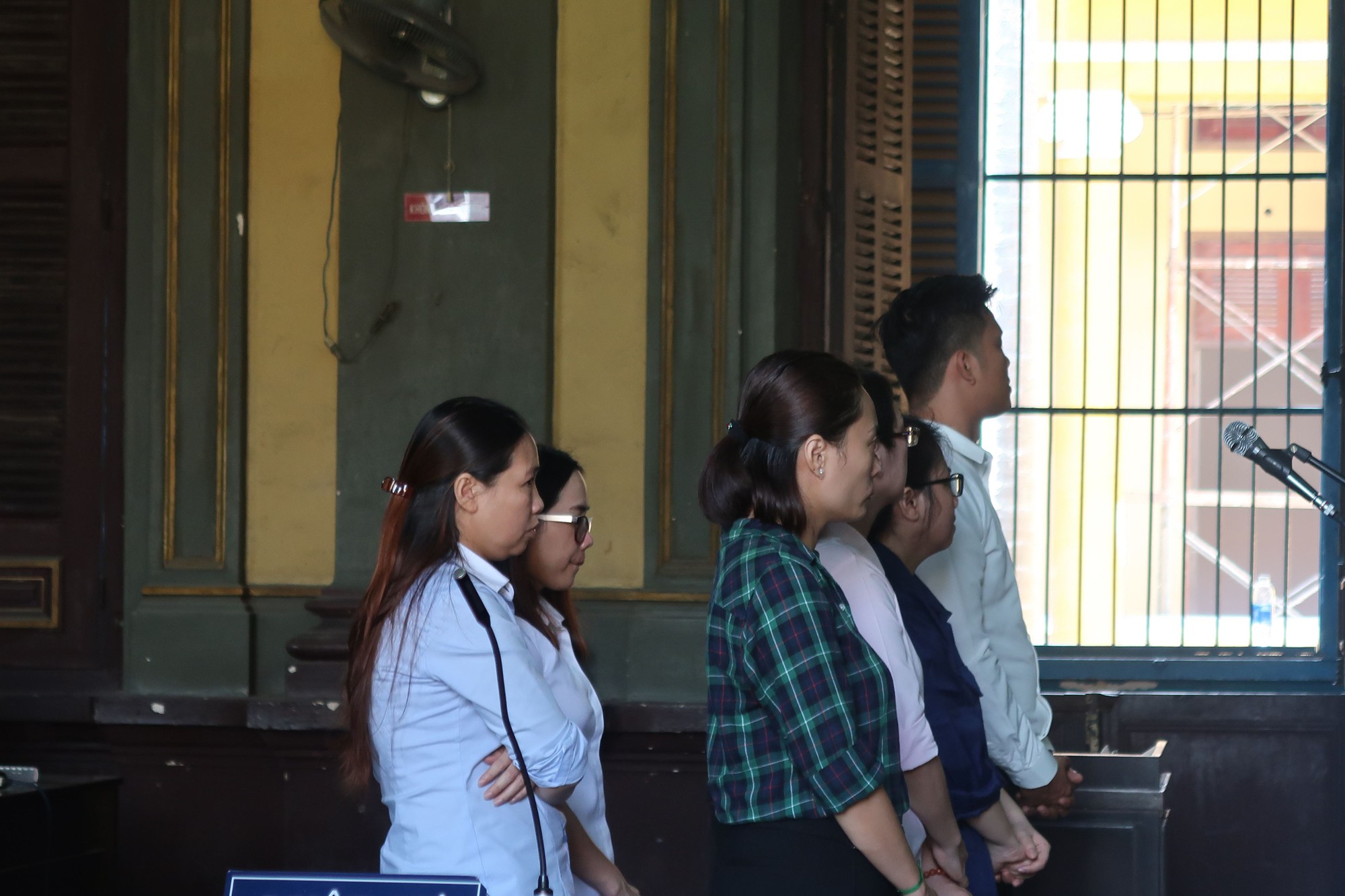 6 nh&acirc;n vi&ecirc;n Eximbank hầu t&ograve;a trong vụ hơn 264 tỉ đồng trong t&agrave;i khoản tiết kiệm bốc hơi - Ảnh 1.